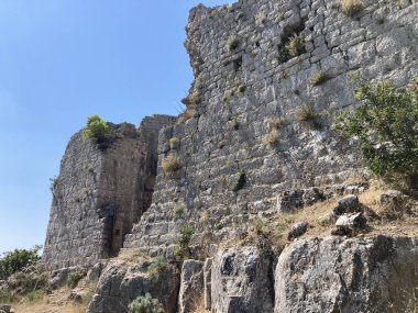 Saint Michael Kalesi 6. yüzyıldan kalma tepe kalesini ve gözlem noktasını yerle bir etti. Bizans dönemi. Ugljan Adası, Hırvatistan. Kadim askeri taş kale yok edildi.