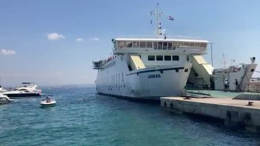Hırvatistan 'ın Zadar kenti yakınlarındaki Ugljan adasının güzel manzarası. Güneşli tatil beldesi ve turistik eğlence. Tatiller için ziyaret manzarası