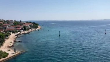 Hırvatistan 'ın Zadar kenti yakınlarındaki Ugljan adasının güzel manzarası. Güneşli tatil beldesi ve turistik eğlence. Tatiller için ziyaret manzarası