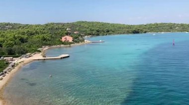 Hırvatistan 'ın Zadar kenti yakınlarındaki Ugljan adasının güzel manzarası. Güneşli tatil beldesi ve turistik eğlence. Tatiller için ziyaret manzarası