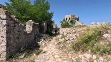 Saint Michael Kalesi 6. yüzyıldan kalma tepe kalesini ve gözlem noktasını yerle bir etti. Bizans dönemi. Ugljan Adası, Hırvatistan. Kadim askeri taş kale yok edildi.
