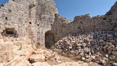Saint Michael Kalesi 6. yüzyıldan kalma tepe kalesini ve gözlem noktasını yerle bir etti. Bizans dönemi. Ugljan Adası, Hırvatistan. Kadim askeri taş kale yok edildi.
