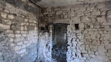 Saint Michael Kalesi 6. yüzyıldan kalma tepe kalesini ve gözlem noktasını yerle bir etti. Bizans dönemi. Ugljan Adası, Hırvatistan. Kadim askeri taş kale yok edildi.