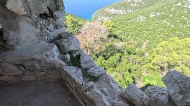 Saint Michael Kalesi 6. yüzyıldan kalma tepe kalesini ve gözlem noktasını yerle bir etti. Bizans dönemi. Ugljan Adası, Hırvatistan. Kadim askeri taş kale yok edildi.