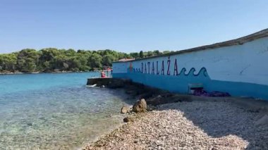 Hırvatistan 'ın Zadar kenti yakınlarındaki Ugljan adasının güzel manzarası. Güneşli tatil beldesi ve turistik eğlence. Tatiller için ziyaret manzarası