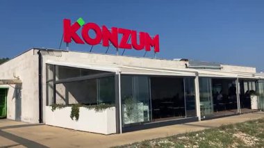 Hırvatistan 'ın Zadar kenti yakınlarındaki Ugljan adasının güzel manzarası. Güneşli tatil beldesi ve turistik eğlence. Tatiller için ziyaret manzarası