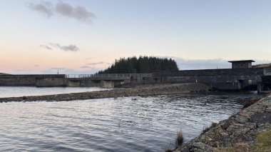 İskoçya 'nın dağlık kırsal kesimindeki göl tareti İskoçya' nın dağlık arazi manzarası tipik kenevir ve otlaklarla kaplı.