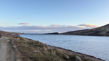 İskoçya 'nın dağlık kırsal kesimindeki göl tareti İskoçya' nın dağlık arazi manzarası tipik kenevir ve otlaklarla kaplı.