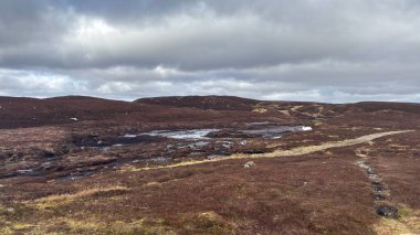 Glen Tarret, İskoçya 'nın dağlık arazi manzarası tipik fundaları ve otlaklarıyla İskoçya' nın Highlands boyunca