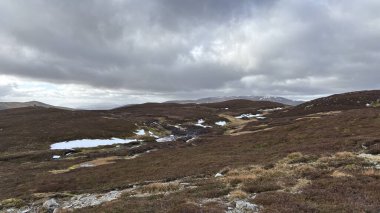 Glen Tarret, İskoçya 'nın dağlık arazi manzarası tipik fundaları ve otlaklarıyla İskoçya' nın Highlands boyunca