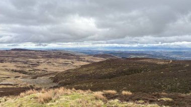 Glen Tarret, İskoçya 'nın dağlık arazi manzarası tipik fundaları ve otlaklarıyla İskoçya' nın Highlands boyunca