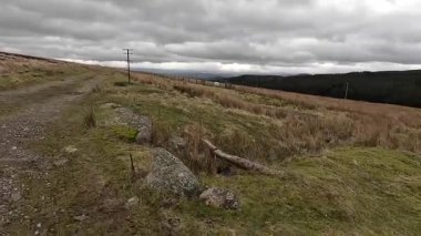 İskoç İskoçya 'sında Glen Tarret. Dağlı ve fundalık manzaralı güzel bir göl manzarası. Akan su ve İskoçya klasik açık hava manzarası. Tepelerde yürüyorum.