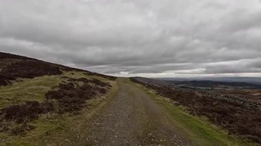 İskoç İskoçya 'sında Glen Tarret. Dağlı ve fundalık manzaralı güzel bir göl manzarası. Akan su ve İskoçya klasik açık hava manzarası. Tepelerde yürüyorum.
