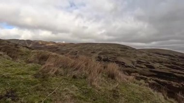 İskoç İskoçya 'sında Glen Tarret. Dağlı ve fundalık manzaralı güzel bir göl manzarası. Akan su ve İskoçya klasik açık hava manzarası. Tepelerde yürüyorum.