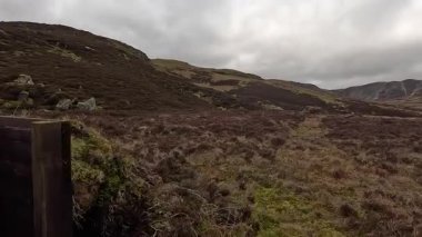 İskoç İskoçya 'sında Glen Tarret. Dağlı ve fundalık manzaralı güzel bir göl manzarası. Akan su ve İskoçya klasik açık hava manzarası. Tepelerde yürüyorum.