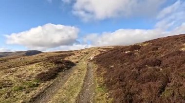 İskoç İskoçya 'sında Glen Tarret. Dağlı ve fundalık manzaralı güzel bir göl manzarası. Akan su ve İskoçya klasik açık hava manzarası. Tepelerde yürüyorum.