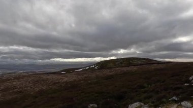 İskoç İskoçya 'sında Glen Tarret. Dağlı ve fundalık manzaralı güzel bir göl manzarası. Akan su ve İskoçya klasik açık hava manzarası. Tepelerde yürüyorum.