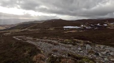 İskoç İskoçya 'sında Glen Tarret. Dağlı ve fundalık manzaralı güzel bir göl manzarası. Akan su ve İskoçya klasik açık hava manzarası. Tepelerde yürüyorum.