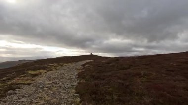 İskoç İskoçya 'sında Glen Tarret. Dağlı ve fundalık manzaralı güzel bir göl manzarası. Akan su ve İskoçya klasik açık hava manzarası. Tepelerde yürüyorum.