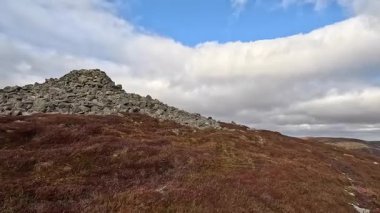 İskoç İskoçya 'sında Glen Tarret. Dağlı ve fundalık manzaralı güzel bir göl manzarası. Akan su ve İskoçya klasik açık hava manzarası. Tepelerde yürüyorum.
