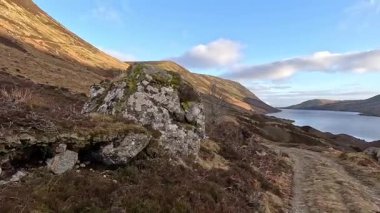 İskoç İskoçya 'sında Glen Tarret. Dağlı ve fundalık manzaralı güzel bir göl manzarası. Akan su ve İskoçya klasik açık hava manzarası. Tepelerde yürüyorum.