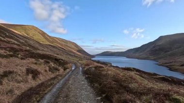 İskoç İskoçya 'sında Glen Tarret. Dağlı ve fundalık manzaralı güzel bir göl manzarası. Akan su ve İskoçya klasik açık hava manzarası. Tepelerde yürüyorum.