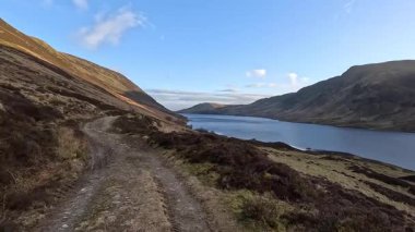 İskoç İskoçya 'sında Glen Tarret. Dağlı ve fundalık manzaralı güzel bir göl manzarası. Akan su ve İskoçya klasik açık hava manzarası. Tepelerde yürüyorum.