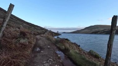 İskoç İskoçya 'sında Glen Tarret. Dağlı ve fundalık manzaralı güzel bir göl manzarası. Akan su ve İskoçya klasik açık hava manzarası. Tepelerde yürüyorum.