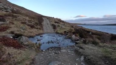 İskoç İskoçya 'sında Glen Tarret. Dağlı ve fundalık manzaralı güzel bir göl manzarası. Akan su ve İskoçya klasik açık hava manzarası. Tepelerde yürüyorum.