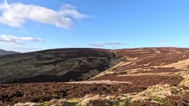 İskoç İskoçya 'sında Glen Tarret. Dağlı ve fundalık manzaralı güzel bir göl manzarası. Akan su ve İskoçya klasik açık hava manzarası. Tepelerde yürüyorum.