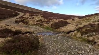 İskoç İskoçya 'sında Glen Tarret. Dağlı ve fundalık manzaralı güzel bir göl manzarası. Akan su ve İskoçya klasik açık hava manzarası. Tepelerde yürüyorum.