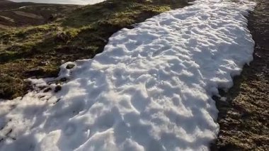 İskoç İskoçya 'sında Glen Tarret. Dağlı ve fundalık manzaralı güzel bir göl manzarası. Akan su ve İskoçya klasik açık hava manzarası. Tepelerde yürüyorum.