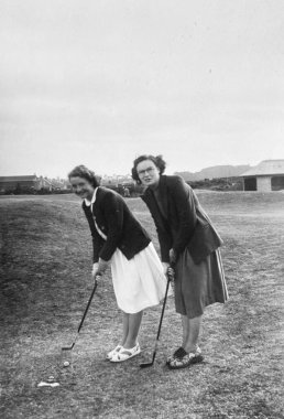 1940 Birleşik Krallık: Eski moda Siyah ve Beyaz fotoğraf insanların işteki ve tatildeki halleri. Dönem elbisesi ve konumu. 