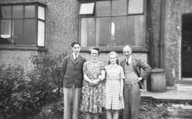 1940 Birleşik Krallık: Eski moda Siyah ve Beyaz fotoğraf insanların işteki ve tatildeki halleri. Dönem elbisesi ve konumu. 