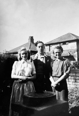 1940 Birleşik Krallık: Eski moda Siyah ve Beyaz fotoğraf insanların işteki ve tatildeki halleri. Dönem elbisesi ve konumu. 