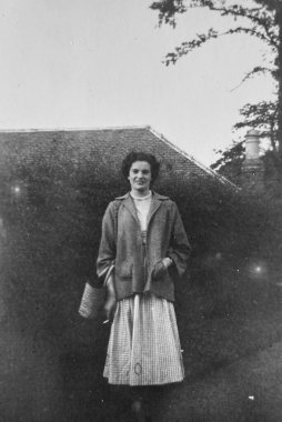 1940 Birleşik Krallık: Eski moda Siyah ve Beyaz fotoğraf insanların işteki ve tatildeki halleri. Dönem elbisesi ve konumu. 