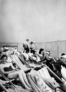 1940 Birleşik Krallık: Eski moda Siyah ve Beyaz fotoğraf insanların işteki ve tatildeki halleri. Dönem elbisesi ve konumu. 
