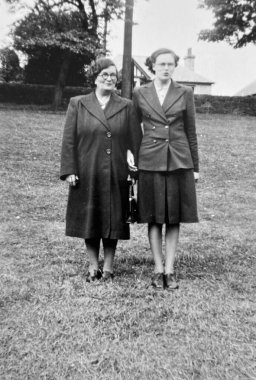 1940 Birleşik Krallık: Eski moda Siyah ve Beyaz fotoğraf insanların işteki ve tatildeki halleri. Dönem elbisesi ve konumu. 