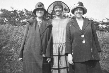 1940 Birleşik Krallık: Eski moda Siyah ve Beyaz fotoğraf insanların işteki ve tatildeki halleri. Dönem elbisesi ve konumu. 