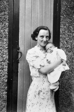 1940 Birleşik Krallık: Eski moda Siyah ve Beyaz fotoğraf insanların işteki ve tatildeki halleri. Dönem elbisesi ve konumu. 