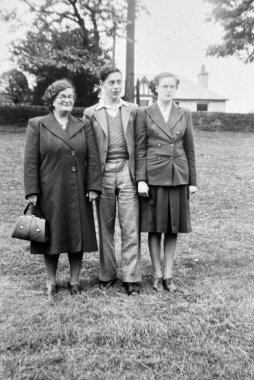 1940 Birleşik Krallık: Eski moda Siyah ve Beyaz fotoğraf insanların işteki ve tatildeki halleri. Dönem elbisesi ve konumu. 