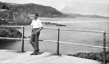 1940 Birleşik Krallık: Eski moda Siyah ve Beyaz fotoğraf insanların işteki ve tatildeki halleri. Dönem elbisesi ve konumu. 