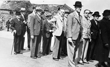 1940 Birleşik Krallık: Eski moda Siyah ve Beyaz fotoğraf insanların işteki ve tatildeki halleri. Dönem elbisesi ve konumu. 