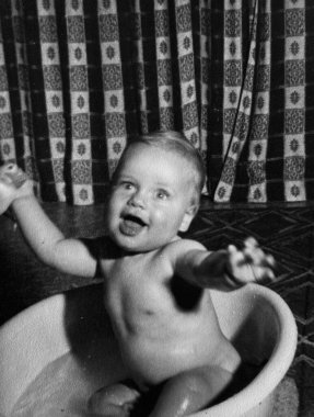 1940 Birleşik Krallık: Eski moda Siyah ve Beyaz fotoğraf insanların işteki ve tatildeki halleri. Dönem elbisesi ve konumu. 