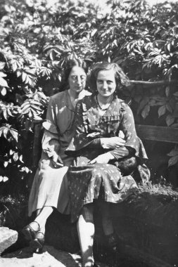 1940 Birleşik Krallık: Eski moda Siyah ve Beyaz fotoğraf insanların işteki ve tatildeki halleri. Dönem elbisesi ve konumu. 