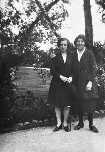 1940 Birleşik Krallık: Eski moda Siyah ve Beyaz fotoğraf insanların işteki ve tatildeki halleri. Dönem elbisesi ve konumu. 