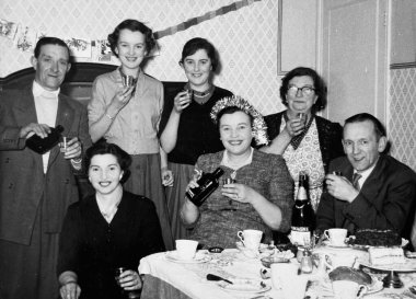 1940 Birleşik Krallık: Eski moda Siyah ve Beyaz fotoğraf insanların işteki ve tatildeki halleri. Dönem elbisesi ve konumu. 