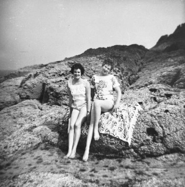 1940 Birleşik Krallık: Eski moda Siyah ve Beyaz fotoğraf insanların işteki ve tatildeki halleri. Dönem elbisesi ve konumu. 