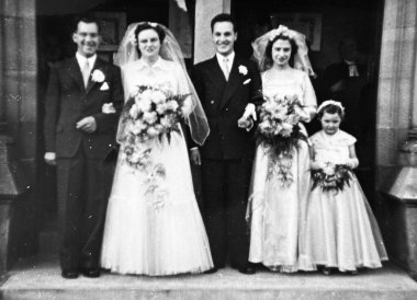 1940 Birleşik Krallık: Eski moda Siyah ve Beyaz fotoğraf insanların işteki ve tatildeki halleri. Dönem elbisesi ve konumu. 