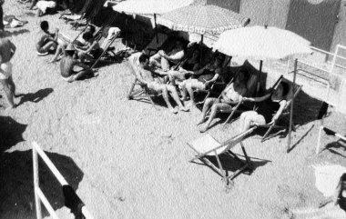 1940 Birleşik Krallık: Eski moda Siyah ve Beyaz fotoğraf insanların işteki ve tatildeki halleri. Dönem elbisesi ve konumu. 